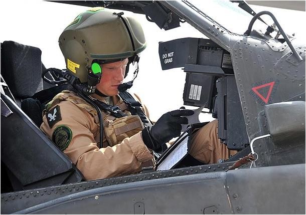 Hoàng tử Anh Harry, một phi công lái trực thăng Apache tấn công của quân đội Anh.